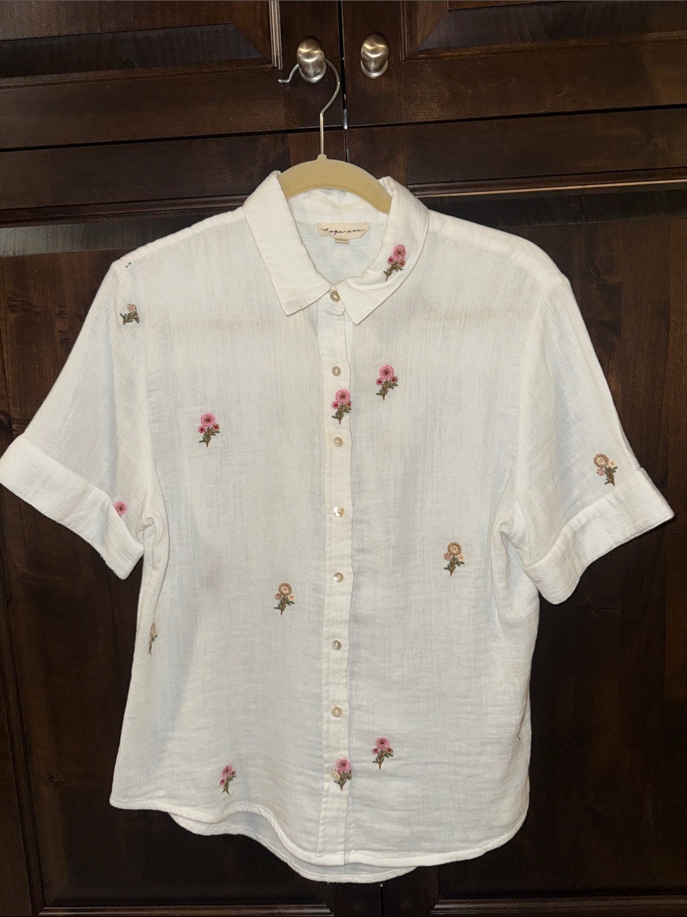 Hope Avenue White Button-Up Shirt with Pink & Tan Floral Embroidery size small